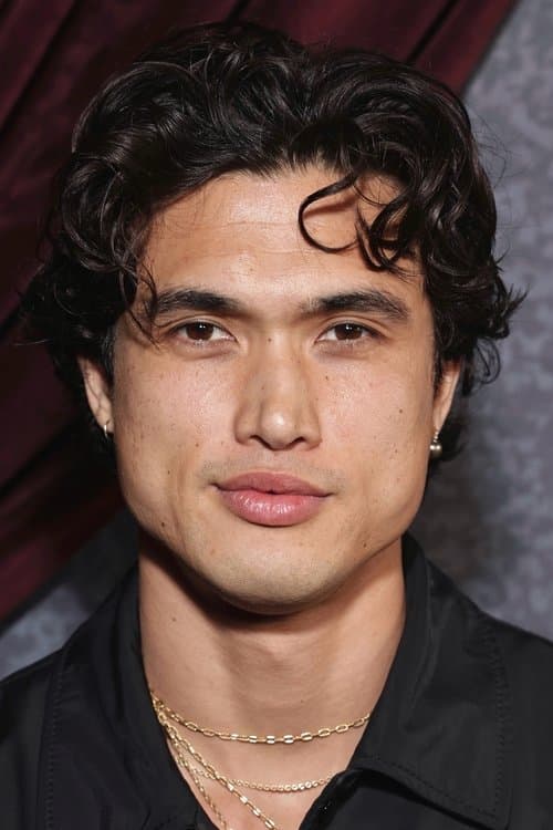 Charles Melton zdjęcie