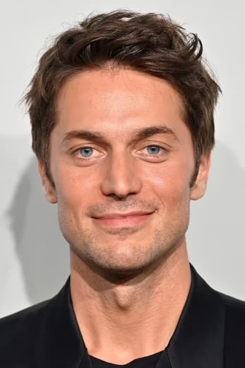Lucas Bravo zdjęcie